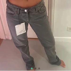 Gråa lågmidjade jeans från Zara! - Säljer dessa sjukt populära byxorna från Zara!! Storlek 36! Helt oanvända och lappen kvar. Buda i kommentarerna och privat❤️ BYTER GÄRNA TILL ETT PAR 34 OCKSÅ