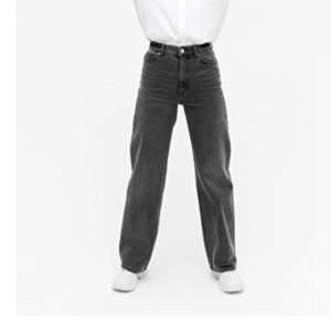 Helt nya oanvända jeans med hål på knäna, finns i halmstad men går att fraktas, storlek S/M
