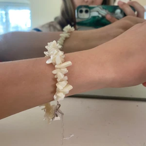 Armband i äkta pärlemor! - Såå fint armband i äkta pärlemor, kommer direkt från Desert Design och är aldrig använd! Nypris:350 kr mitt pris:100 kr. Har två likadana annonser där jag säljer likadana armband fast den ena är i en turkos färg och den andra i samma färg som den här, så om ni är intresserade och vill köpa alla kan vi komma på ett bra pris! Minsta frakten så passa på:)🙌