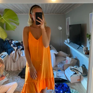 Orange klänning  - Orange klänning från bik bok! Använd en gång, bra skick 