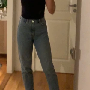 Jätte fina Mom jeans från monki i storlek 25, kostar 80 kr  - Mom jeans, storlek 25