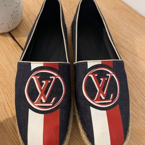 Louis Vuitton espadrilles, strl 41, använda 2-3ggr - Säljer dem här fina Louis Vuitton espadrilles, strl 41. Använda endast 2-3ggr. Perfekta till sommaren. Fick skorna av min morsa som jobbade på LV förut (har även hennes gamla visitkort om någon vill se) Hör av dig vid intresse så kan priset diskuteras. 