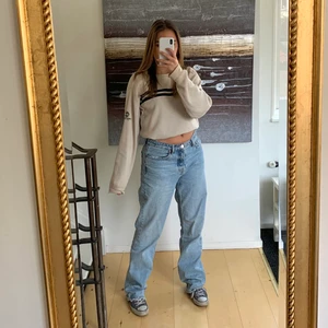 Lågmidjade jeans - De perfekta lågmidjade baggy jeans från Zara! Storlek 40 men små i storleken och skulle säga att de är mer som en 38. Det är några centimeter för långa för mig som är 165 cm och jag brukar vika upp dem (vilket också är skitsnyggt) så passar 165-170 cm skulle jag säga!💕💕såljer endast vid bra bud!