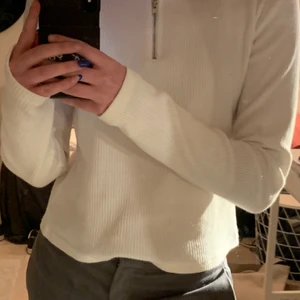 Tröja  - Fin och fräsch tröja från bikbok🧡🧡 i superfint skick, storlek S/M. Priset går att diskutera och köparen står för frakten 🥰