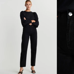 Svarta jeans  - Svarta 90s high waist jeans från Gina tricot! Sitter jättefint och är i nyskick, storlek 32 men passar xs/s