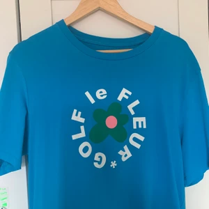 Golf le Fleur t-shirt - Blå Golf le Fleur t-shirt💙🤍 använd max 5 gånger. Storlek M men passar allt från S-L beroende på hur man vill att den ska sitta💙💙