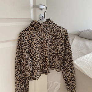 Leopardmönstrad tröja - Säljer denna superfina tröja i leopardmönster. Köpt på Pull&Bear. Använd ett fåtal gånger. Strl XS. Säljer för 85kr + frakt 🤎🤎🤎