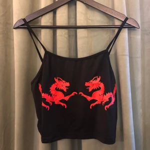 Croptop - Croptop med drakar, aldrig använd 💕💕💕 storlek M