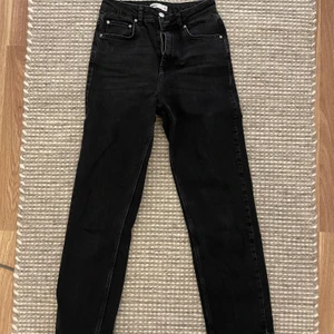 Gråa jeans - Säljer mina grå-svarta jeans från Gina✨Det är använda men inget som syns. Jeansen är raka och slutar vid fotknölen på mig som är 165cm lång✨