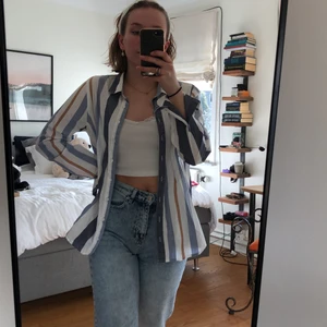 Randig Skjorta  - Söt randog skjorta, jätte fin för sommaren, tyvär för stor för mig!