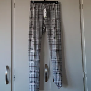 KAPPAHL tights, Strl S. - KAPPAHL tights, rutiga. Strl S. Oanvända. Köparen står för frakt. (Kan skickas som brev då blir frakten billigare, men då är det ej spårbart)