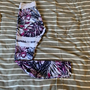 Stronger tights - Använda men fortfarande bra skick, köpa för 599kr men finns inte kvar i sortimentet längre. Passar både XS och S. Köparen står för frakten, lägg ett bud som är exklusive frakt