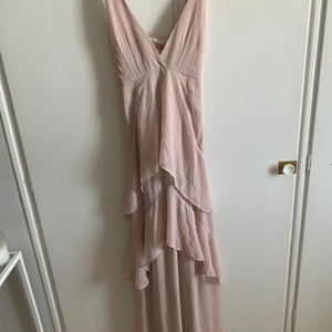 Balklänning/ långklänning  - Storlek:44, från nellys eve kollektion från sommaren 2020 finns inte kvar på hemsidan, använd 1 gång i några timmar. Original pris:600-800kr