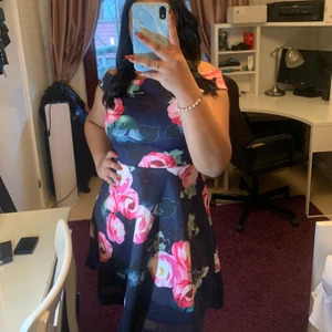 Offshoulder klänning - Offshoulder klänning med blommor på🌺🌺 längre i bak än fram! Använd en gång och är i bra skick!!!!!🌸 passar M/L