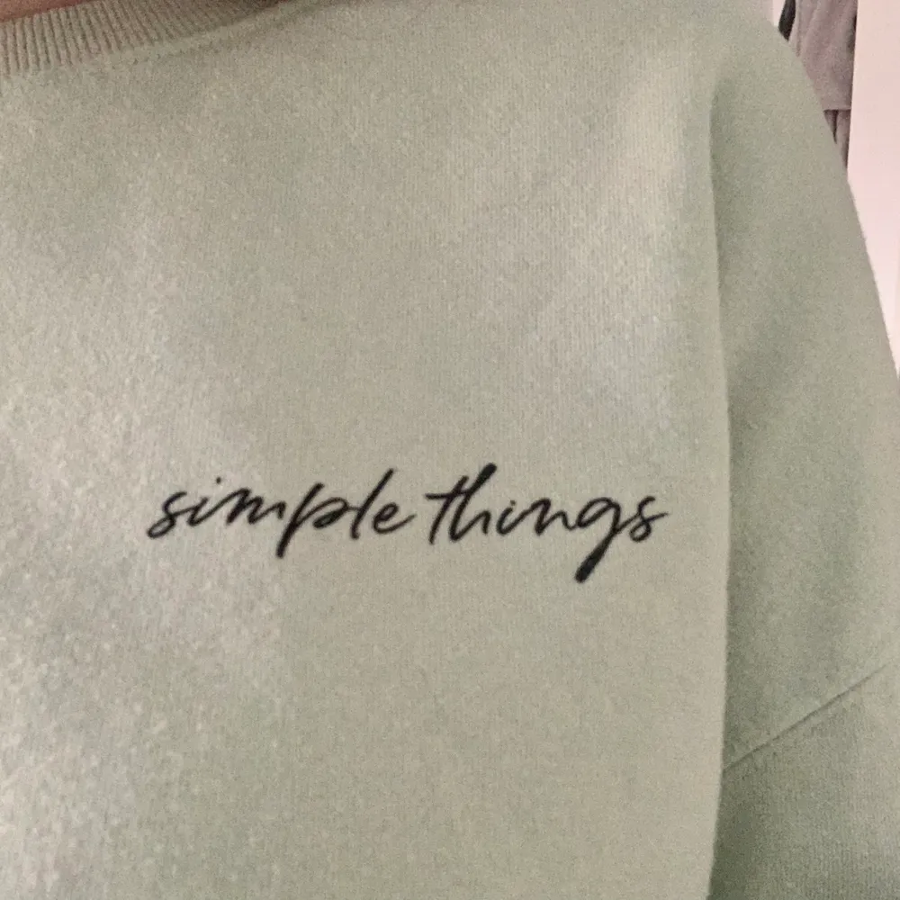 Säljer min mintgröna tröja från Newyorker. Väldigt bekväm tröja men kommer inte till användning längre. På trycket till vänster står det ”simple things”. Tröjor & Koftor.