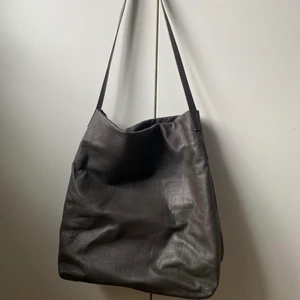 Wera Stockholm väska  - Grå krokodilmönstrad väska från Wera Stockholm. Äkta läder. Använd men i gott skick. Finns inte i sortimentet längre