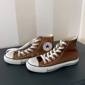 Converse bruna st 37 - Säljer dessa sjukt snygga bruna Converse i storlek 37 pga att dom är försmå. Bra skick och är nästan aldrig använda. Märket är lite slitet på båda skorna men mest på vänster foten som ni ser på sista bilden. Köpare står för frakt. Buda ifrån 250kr.   Buda minst 15kr i taget ! BYTER OCKSÅ EMOT BRUNA CONVERSE I ST 39 !