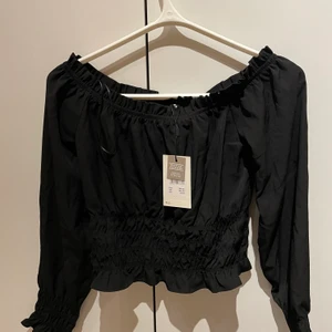 Oanvänd blus  - Svart blus från bikbok, oanvänd