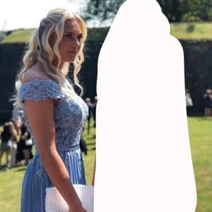 Balklänning💘 - Säljer min fina balklänning som är använd endast en gång! Köpt för 4000 kr på dressroom men jag säljer den för 2000 kr. Sååå himla fin och så fin blå färg 🥺💙  Ca en S-M men går att sy in/upp hos en skräddare om de skulle behövas!💘