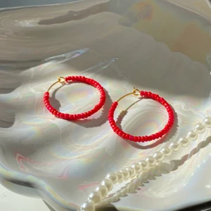 egentillverkade örhängen  - Söta egentillverkade örhängen. 🤍                       Säljer för 30 + 12kr i frakt!                                       