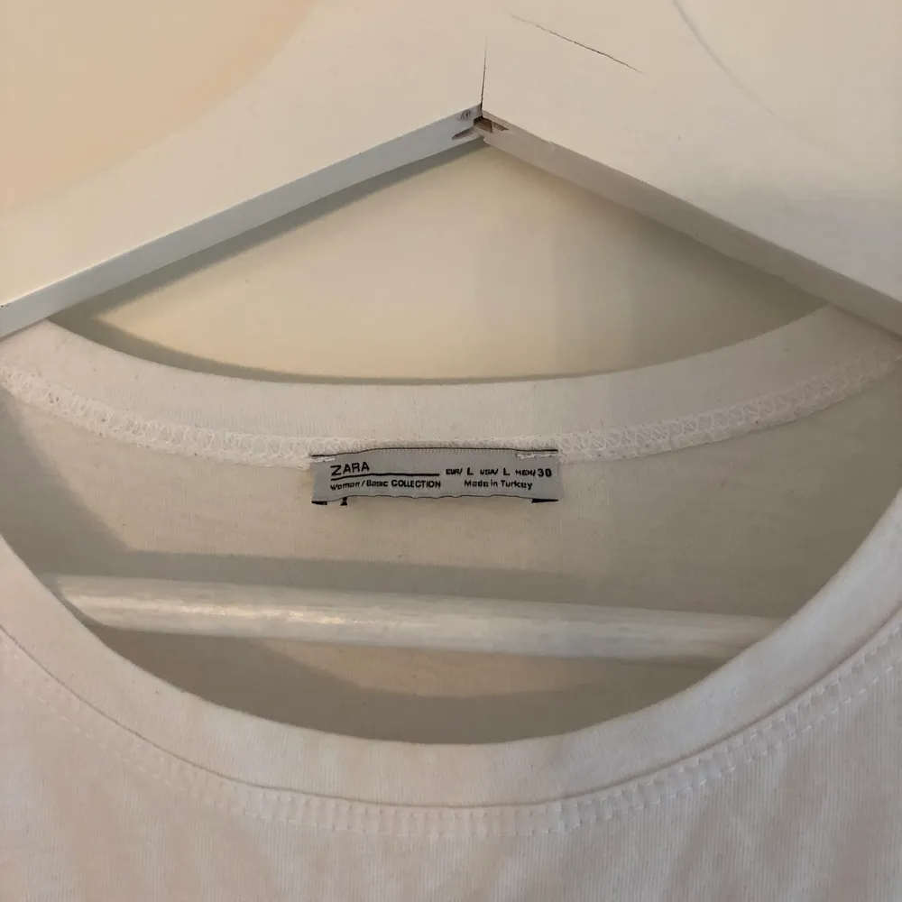 T-Shirt från Zara i storlek L med paljetter på. True to size men funkar även som oversize om man är mindre storlek ✨. T-shirts.