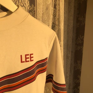 Lee Sweater 🌈 - Vit sweatshirt från Lee i gott skick!✨ Kontakta om du har frågor eller vill ha fler bilder! Först till kvarn :)