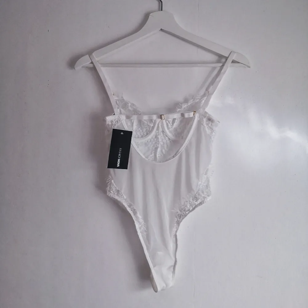 Supersnygg spetsbody från FashionNova💟 Endast testad och tyvärr alldeles för liten för mig. Skulle säga att kupan passar för A.🌺Verkligen den perfekta bodyn för fest, sitter jättevacker på kroppen.🔥 OBS: ifall ni är flera som visar intresse sker budgivning! Skriv om ni har några frågor eller önskar fler bilder📸. Muu.