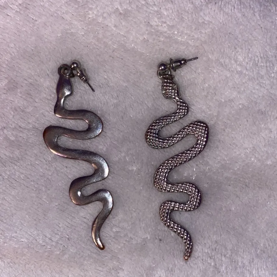 Säljer dessa orm örhängen, knappt använda. Tar reda på frakt när någon är intresserad av att köpa. 40kr + frakt. Accessoarer.