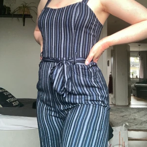 Byxdress/Jumpsuit  - Säljer en blå randig jumpsuit från Hollister som jag köpte för 1-2 år sedan som inte längre kommer till användning. Den är i storlek XS och jag är rätt kurvig så den ska vara lösare och sitter därför lite tajt t.ex vid lår och mage. Köpte den för 399kr och säljer den nu för 75kr  Banden går att ändra till kortare och längre plus vid ryggen så är det räfflat för att de e justerbar tyg. Har flera bilder! Snöret/bältet går att ta av och på. 