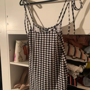 Klänning  - Aldrig använt och man ska ha en svart eller vit tröja under 