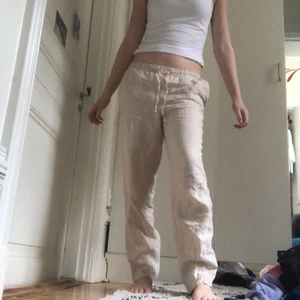 Linnebyxor - Snygga linnebyxor från hm köpta förra sommaren💗Priset kan diskuteras❤️Kontakta mig för fler bilder osv!!🤠🤠