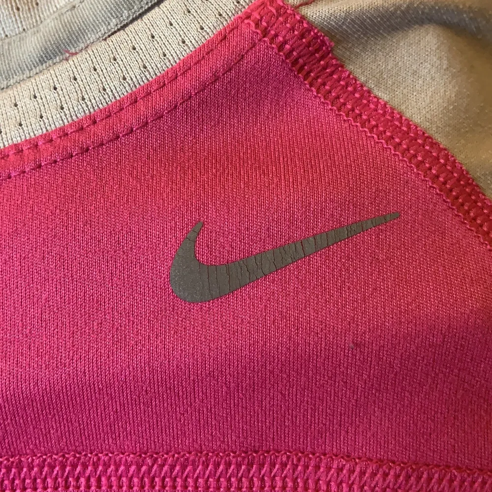 Snygg Nike tröja i grått och rosa 💕 strl 140-152 men sitter som en xxs/xs💕 köparen står för frakt!. T-shirts.