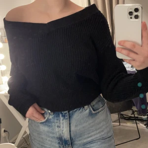 stickad svart tröja - säljer denna stickade off shoulder tröja ifrån gina, super skön och super fin