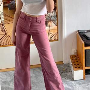 Unika långa, vida jeans köpta i New York från America Today! Ascool färg och har snygga detaljer 🍇👄