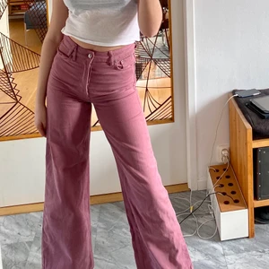 Unika jeans! - Unika långa, vida jeans köpta i New York från America Today! Ascool färg och har snygga detaljer 🍇👄