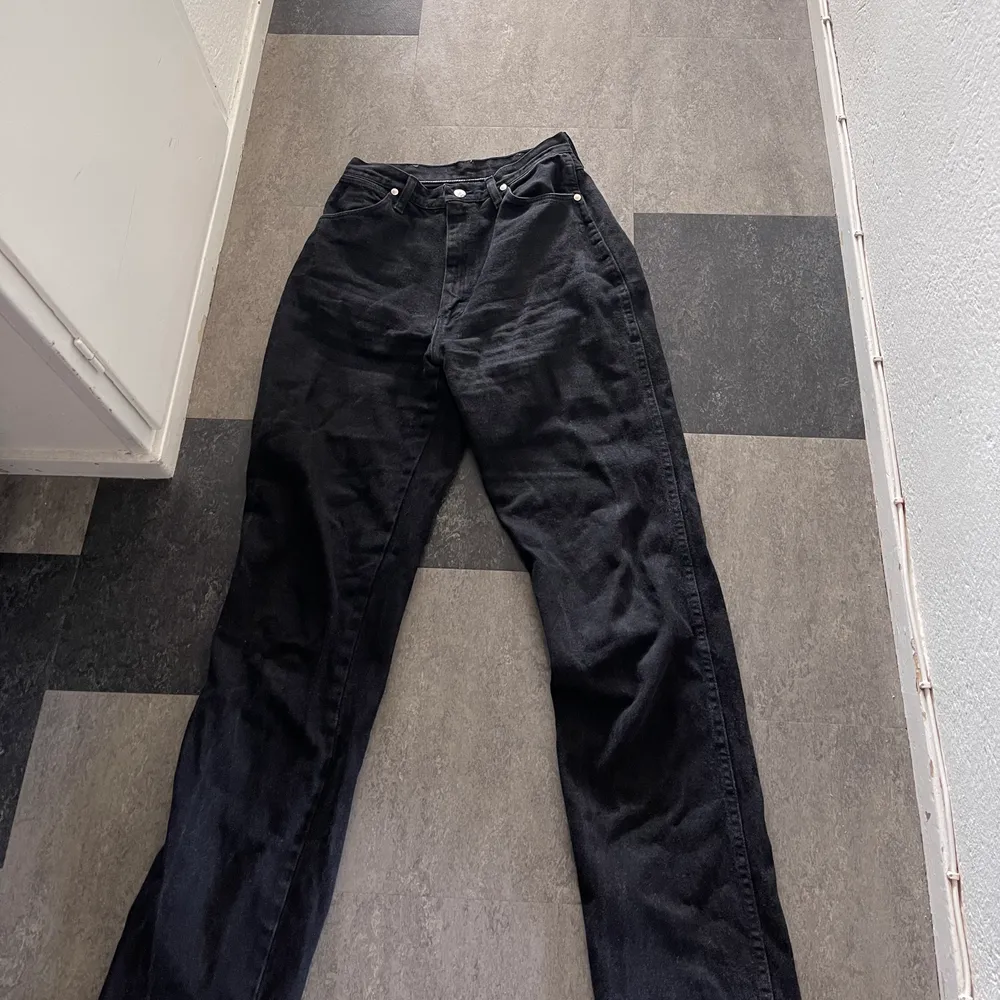 Jeans från wrangle köpta på second hand, storlek står inte tydligt på jeansen men jag är 175 och de är väldigt långa på mig, i waist brukar jag  ha 27/28 . Jeans & Byxor.