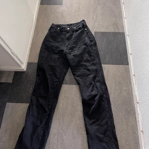 Wrangle jeans - Jeans från wrangle köpta på second hand, storlek står inte tydligt på jeansen men jag är 175 och de är väldigt långa på mig, i waist brukar jag  ha 27/28 