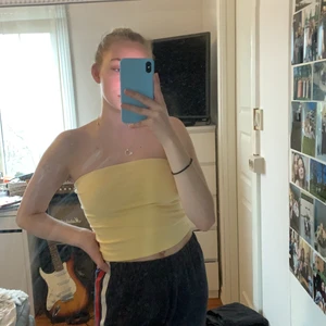 Gul bandeautop, Storlek S - Gul bandeautop i storlek S från American Eagle, knappt använd, säljer då det inte är min stil längre. Pris: 30kr + frakt 