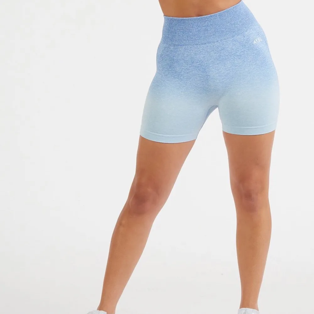 Träningsshorts i en ombré - sky blue färg. Perfekt längd! De befinner sig mittemellan cykelshorts och ”booty shorts”. Till skillnad från cykelshorts får längden på dessa ens ben att framstå som större (för oss som köttar ben på gymmet💪🏾🥰) utan att vara för korta🤎. Shorts.