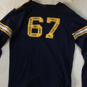 Ralph Lauren Shirt strl L/176 - En långärmad Ralph Lauren ”t-shirt” i strl 176/L (barnavdelningen). Använd i 2-3 år, fortfarande i gott skick och felfri i övrigt! Nypris: 550kr