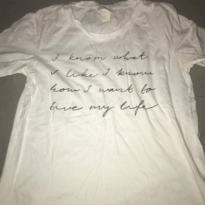 Tröja - Fin vit tröja med svart text. Storlek S, och är oanvänd. Fin till sommaren.