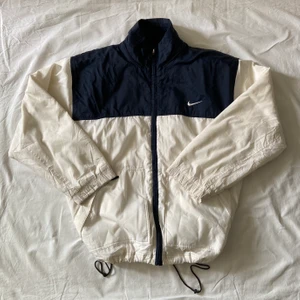 Nike jacka i storlek L - En superfin vit Nike jacka som är perfekt för våren! Den är i perfekt skick helt utan några märken. Jackan är i sen storlek L och fungerar superbra som en oversized jacka☺️ Gillar man vanlig passform funkar jackan även för de som har XL. Om du har en fråga så svarar ju jättegärna på det i DM🤍