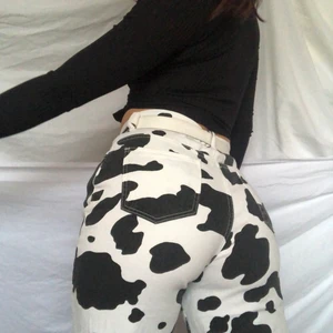 Komplettare byxor - Intressekoll på dessa ursnygga komönstrade byxorna. Står storlek L men sitter mer som en M. Passar även S om man vill ha en mer baggy fit. De är ner till marken på mig som är 169 lång