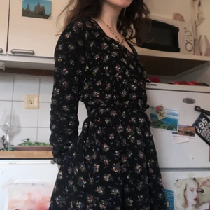 blommig klänning - söt liten klänning att ha till fest eller vardags. sitter bra och kan knytas i ryggen eller där fram beroände på hur åtsittande man vill ha den🌠💖 (frakt tillkommer🦝) 