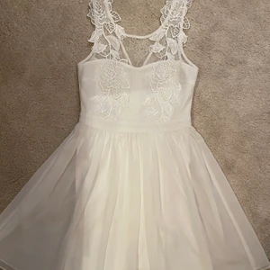 Vit söt Studentklänning - Säljer en gullig vit klänning i spets perfekt till student/skolavslutning. I strl 36 använd vid ett tillfälle.