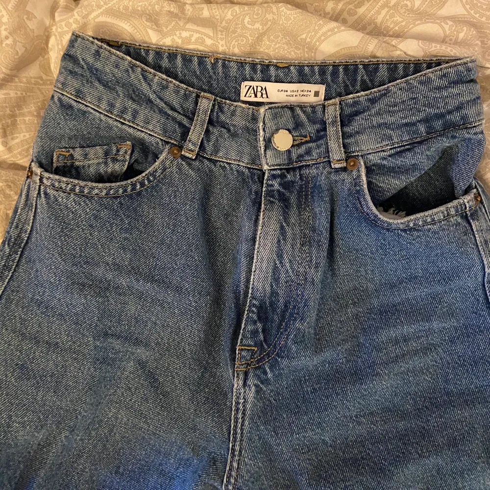 Långa jeans som sitter jättefint i midjan, jeansen är använda ca 2 gånger. . Jeans & Byxor.