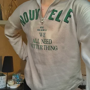 Overzised Sweatshirt  - En as skön tröja köpt för nån vecka sedan så aldrig använd! Säljer pga inte min stil, den är en Xs men är oversized så sitter löst på mig! Säljs för 90kr + frakt🤎