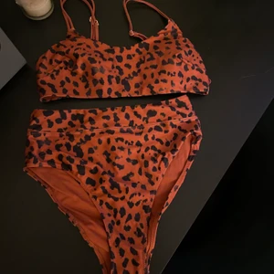 Bikini set - Säljer ett bikini set med högmidjad trosa från hm. Lappen inuti är bortklippt. Använd Max 4 gånger 