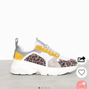 Sneakers från Nelly - Säljer ett par sneakers i storlek 38 från Nelly (märke pavement). Köpta för 1199 kr på deras hemsida, men de har tyvärr aldrig kommit till användning... Köparen står för frakt