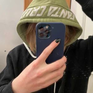 Santa Cruz zip up hoodie - Santa Cruze hoodie med blixtlås i storlek M i svart med en grön luva💚💚 Använd några gånger!